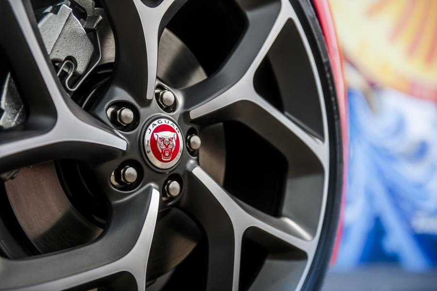 Колеса Jaguar XE 300 R-Dynamic 2019 года  (NA) (фото 11 из 14)